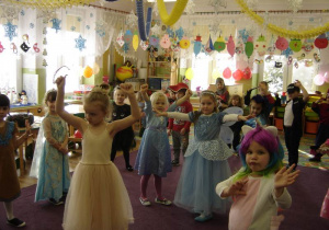 Grupka dzieci tańczy